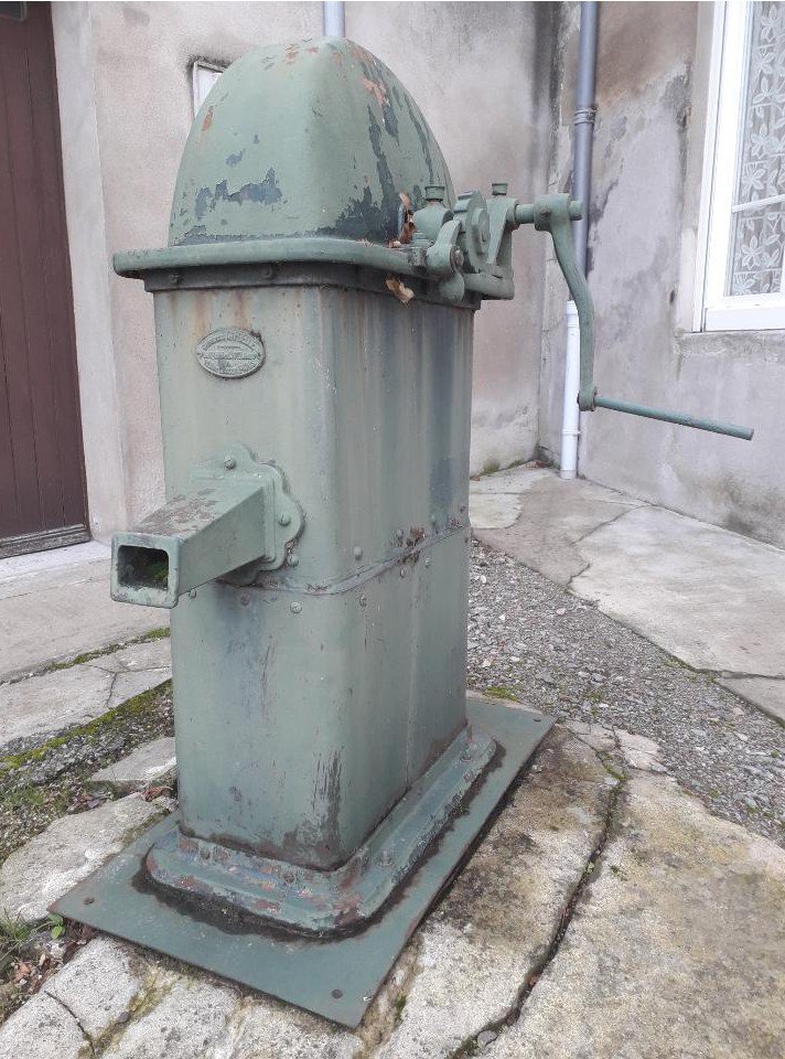 Ancienne pompe à eau en fonte Photo Stock - Alamy
